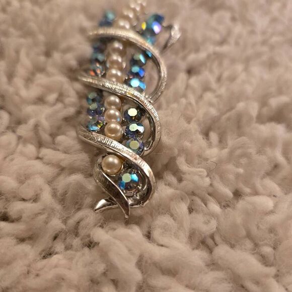 Coro Silver Blue AB Pearl Brooch Pin - Picture 6 of 8